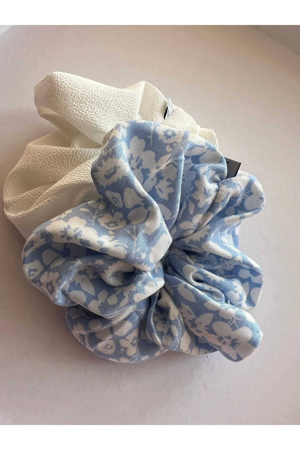Çiçekli Mavi Beyaz Bahar Scrunchie 2’li Set Lastik Toka