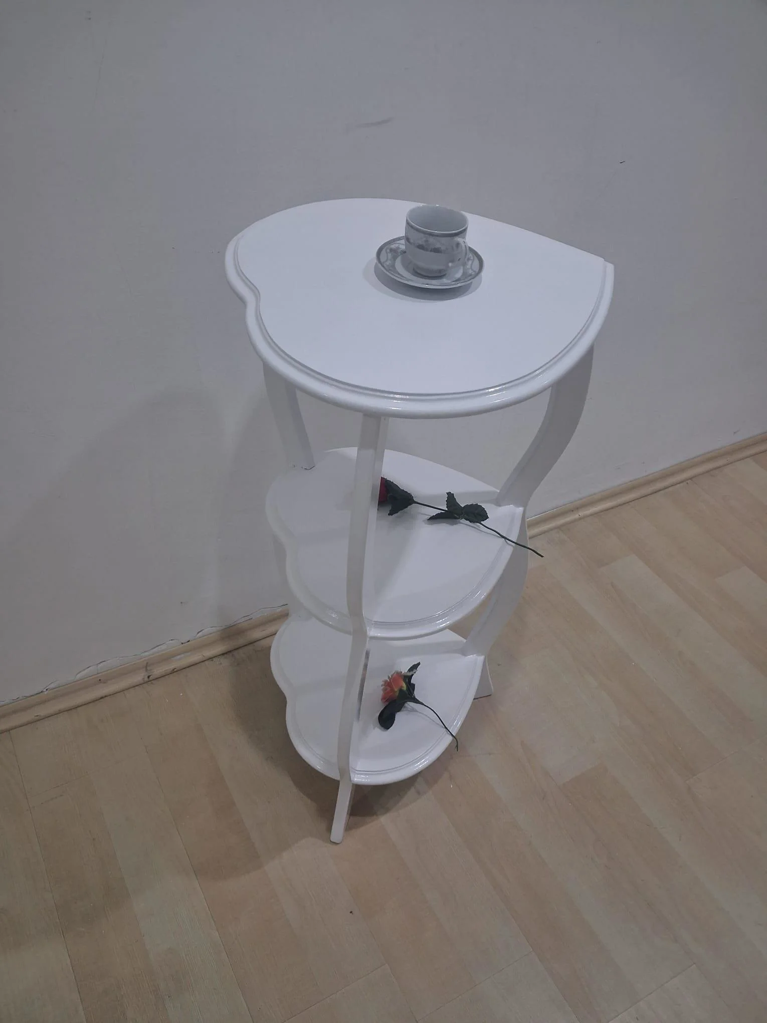 Çiçeklik Fiskos 90679 Çiçeklik  Kalpli Model Mdf Parlak Ahşap Ayak Parlak Beyaz Fiyatı, Yorumları ve Özellikleri