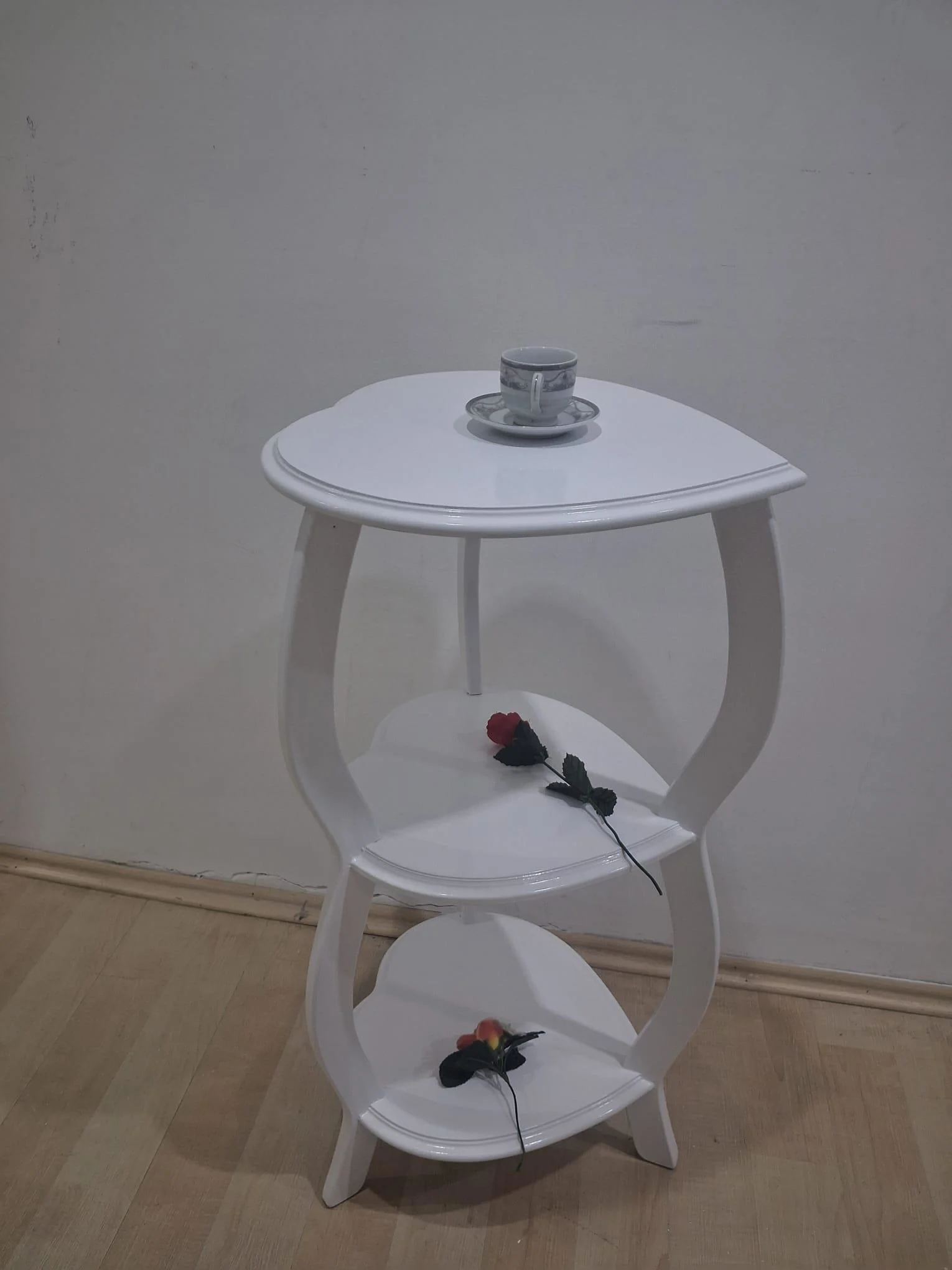 Çiçeklik Fiskos 90679 Çiçeklik  Kalpli Model Mdf Parlak Ahşap Ayak Parlak Beyaz Fiyatı, Yorumları ve Özellikleri