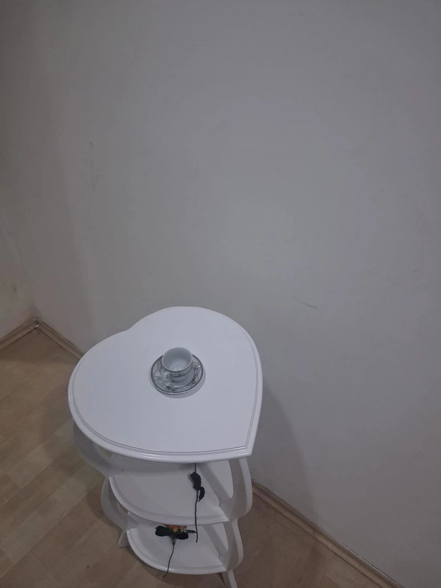 Çiçeklik Fiskos 90679 Çiçeklik  Kalpli Model Mdf Parlak Ahşap Ayak Parlak Beyaz Fiyatı, Yorumları ve Özellikleri