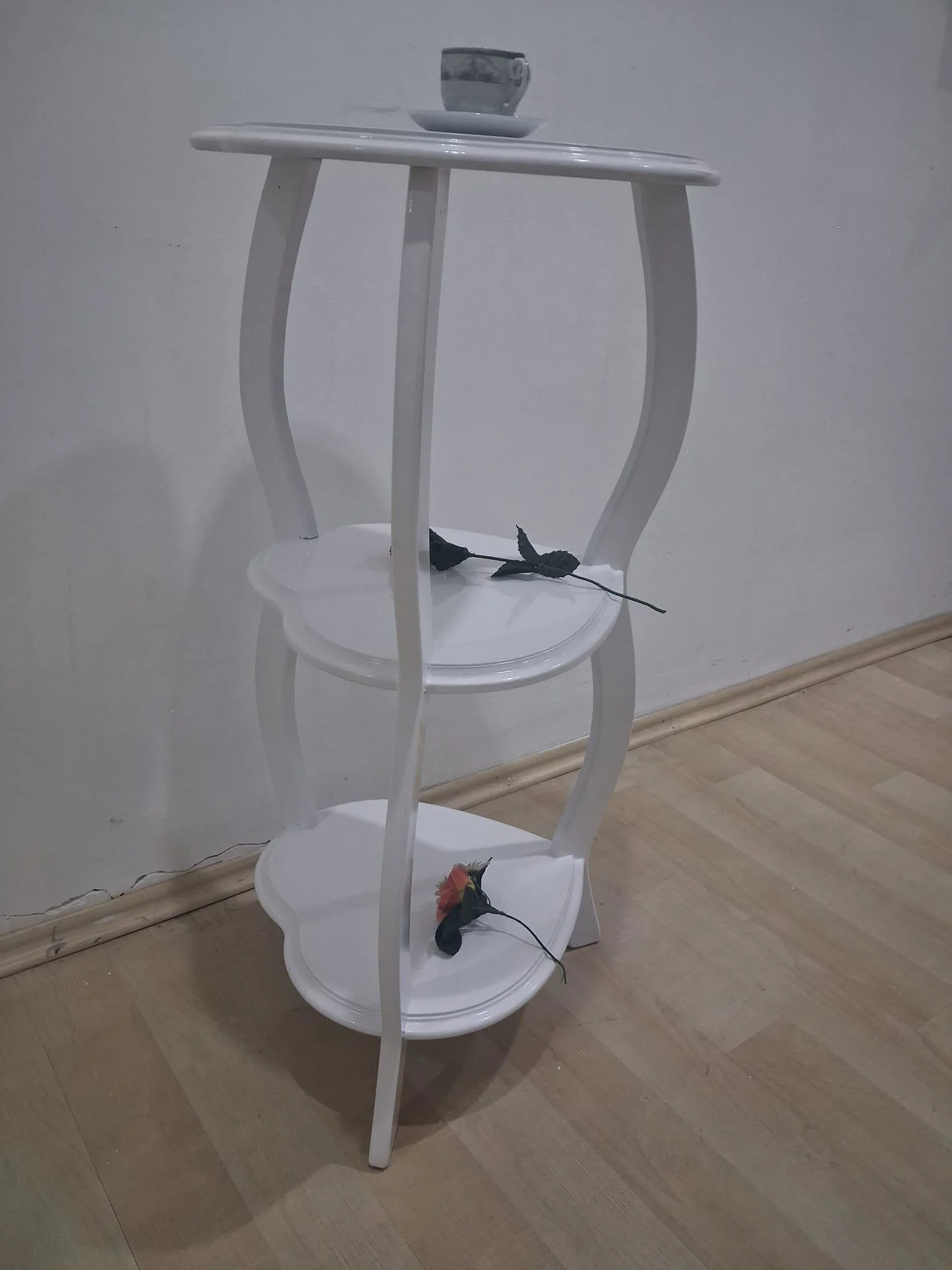 Çiçeklik Fiskos 90679 Çiçeklik  Kalpli Model Mdf Parlak Ahşap Ayak Parlak Beyaz Fiyatı, Yorumları ve Özellikleri