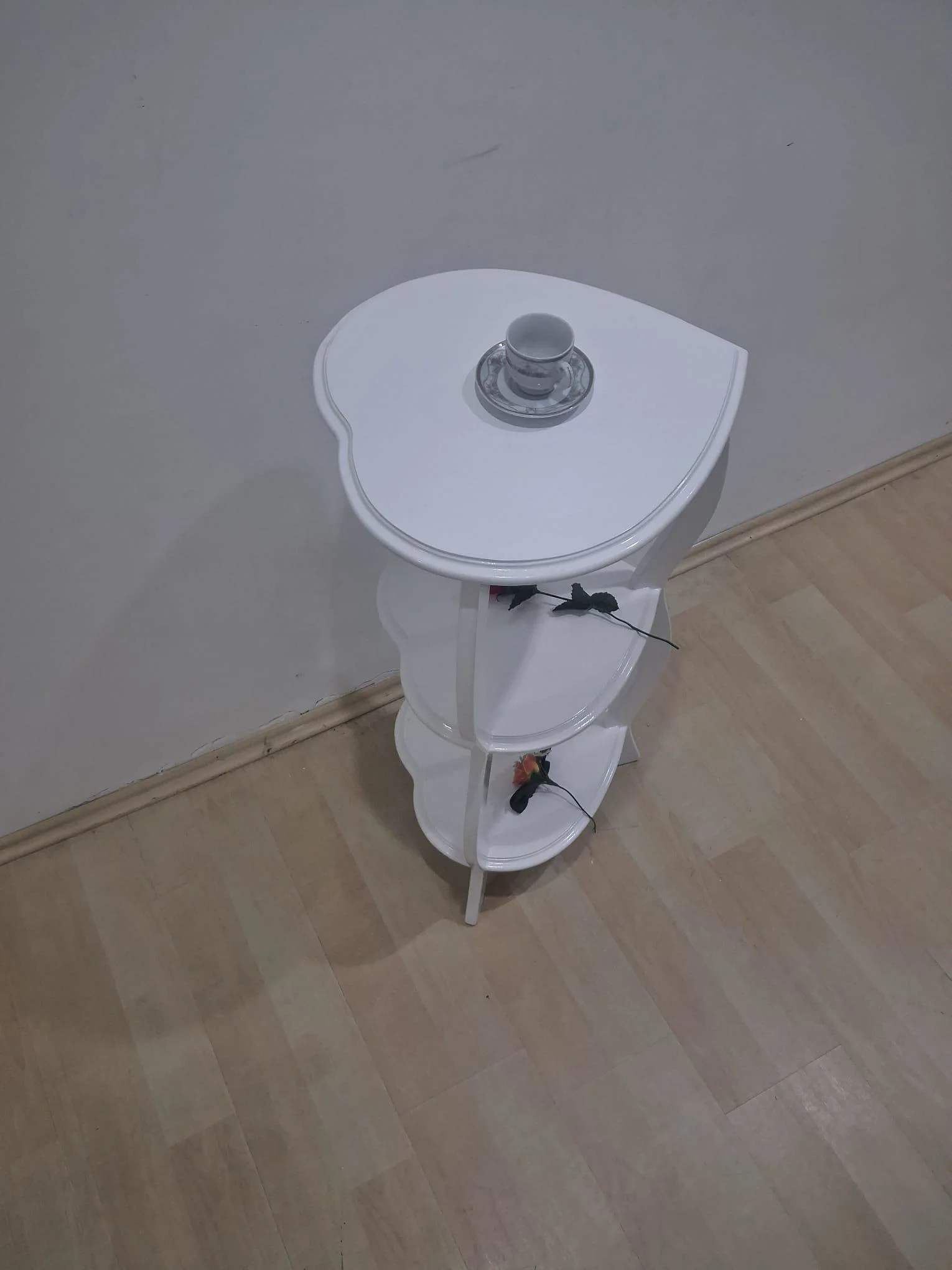Çiçeklik Fiskos 90679 Çiçeklik  Kalpli Model Mdf Parlak Ahşap Ayak Parlak Beyaz Fiyatı, Yorumları ve Özellikleri