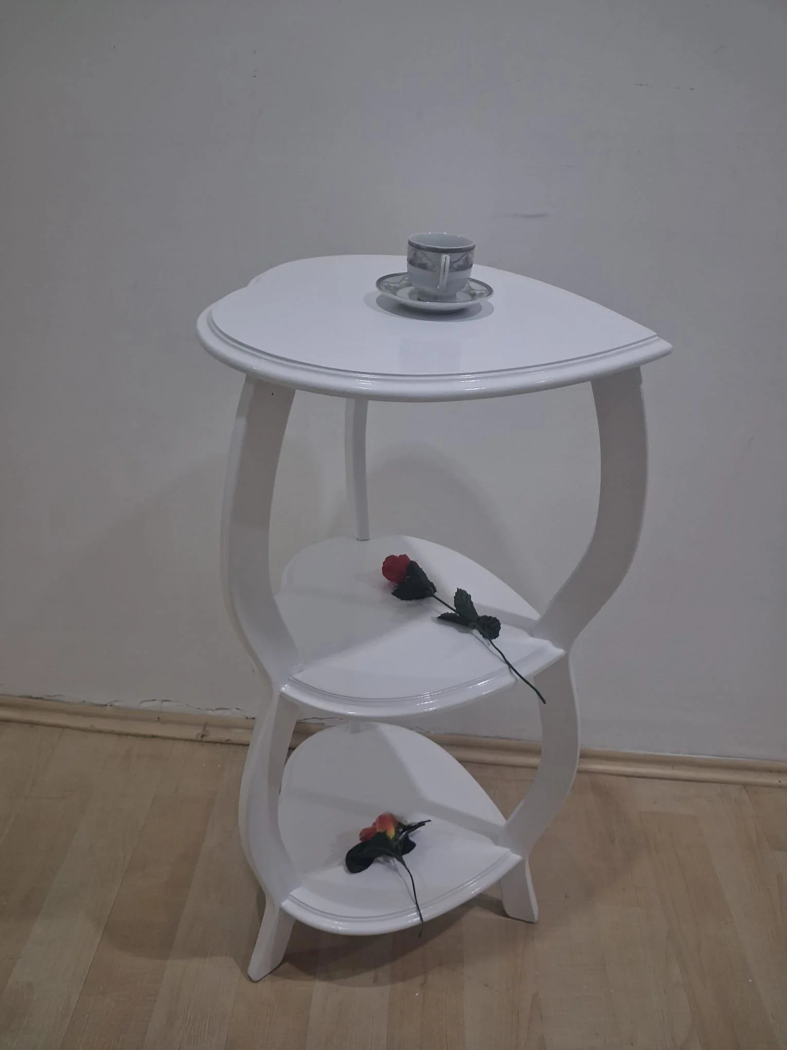 Çiçeklik Fiskos 90679 Çiçeklik  Kalpli Model Mdf Parlak Ahşap Ayak Parlak Beyaz Fiyatı, Yorumları ve Özellikleri