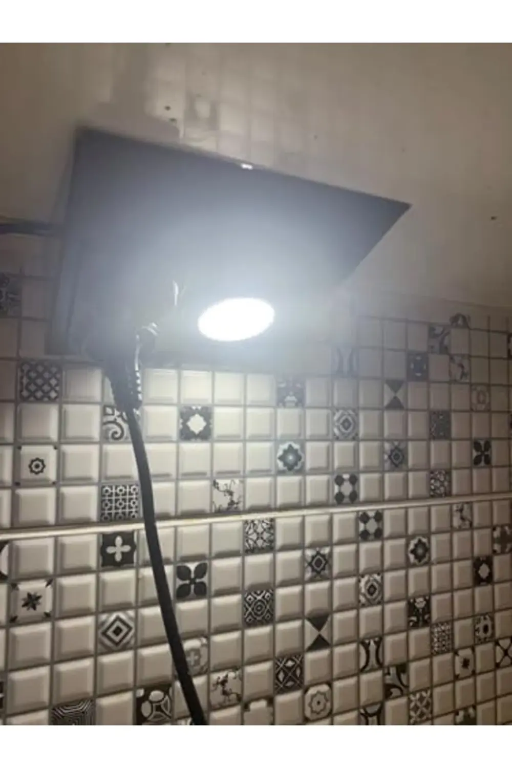 Çiftli Dikey Tezgah Altı Siyah Priz Gövde Panel Spot Beyaz Işık e