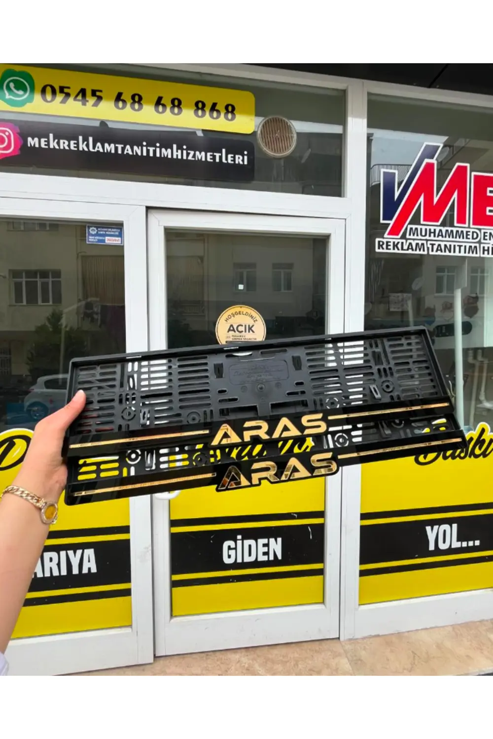 ÇİZGİLİ SARKIK ALTIN MODEL PLAKALIK  Uyumlu