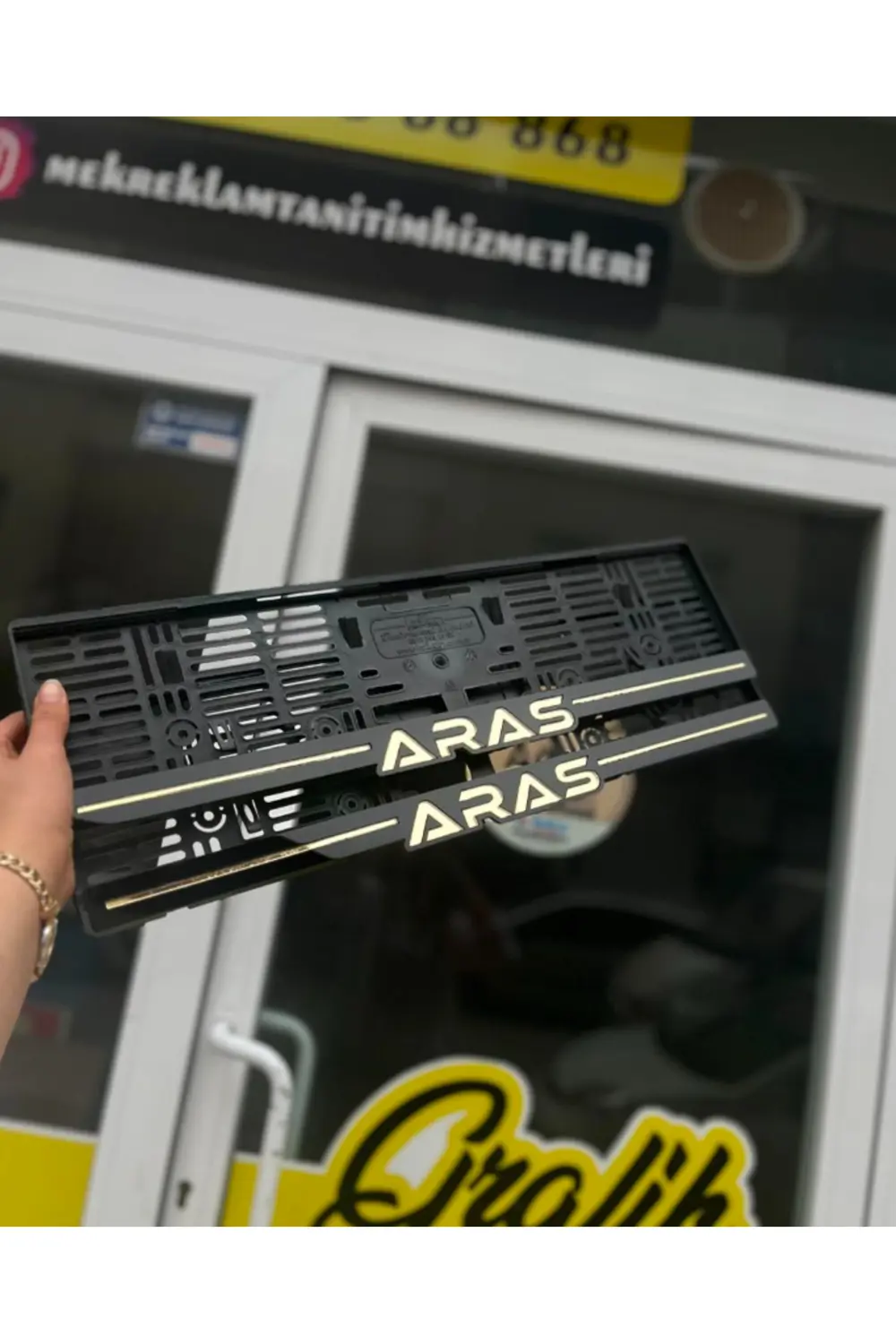 ÇİZGİLİ SARKIK ALTIN MODEL PLAKALIK  Uyumlu