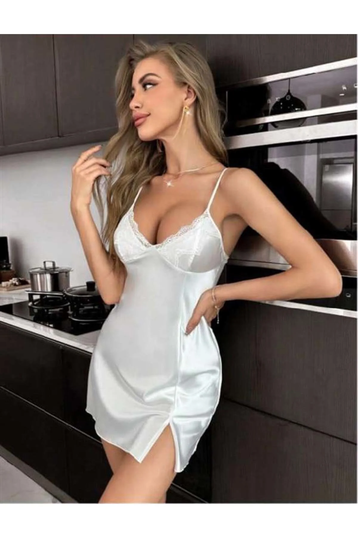Closet Beyaz Dantel İşlemeli Yırtmaçlı İnce Askılı Saten Kısa Gecelik Closet Beyaz Dantel İşlemeli Yırtmaçlı İnce Askılı Saten Kısa Gecelik