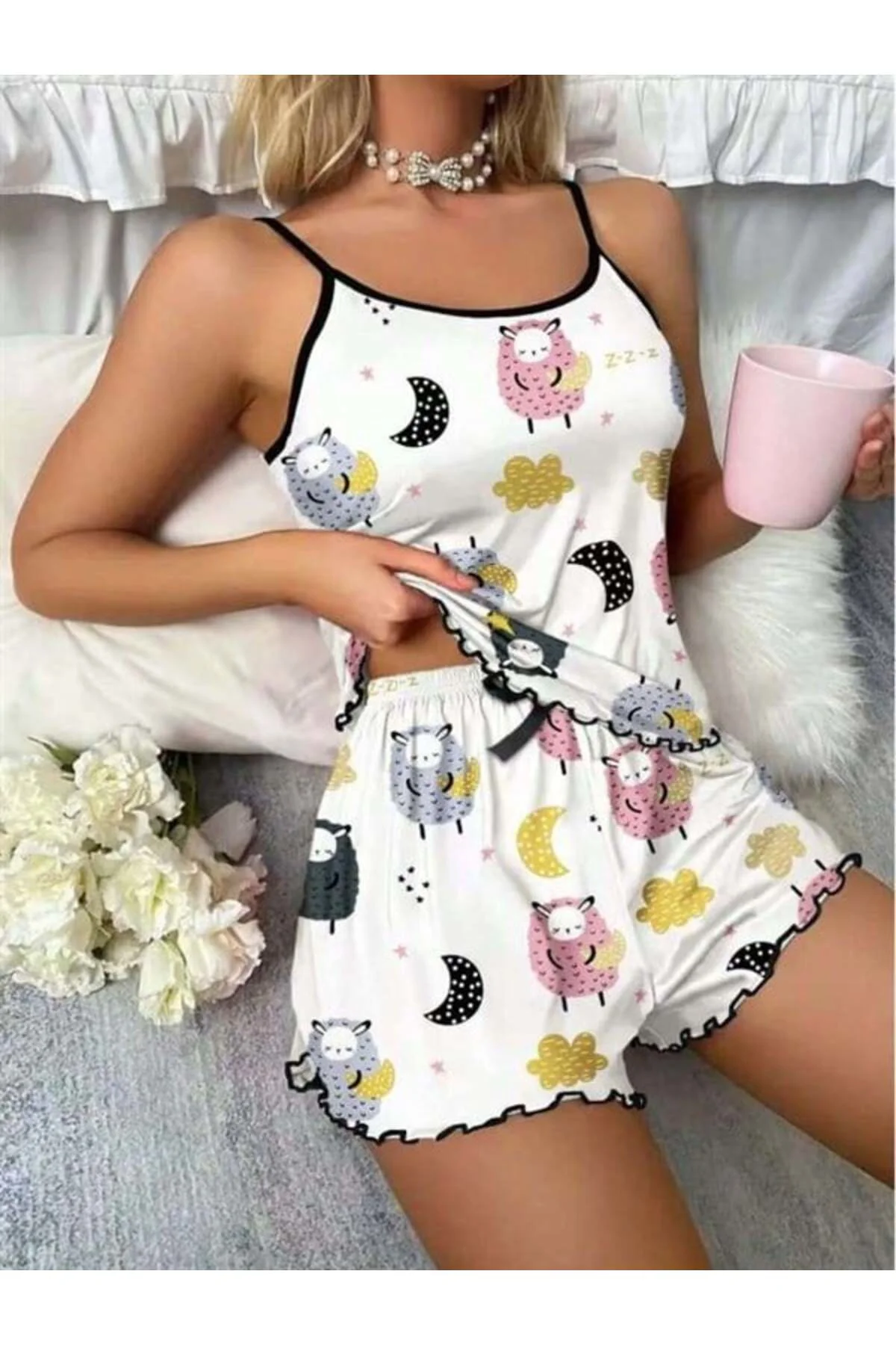 Closet Beyaz Üstüne Desenli İnce Askılı Şortlu Pijama Takımı