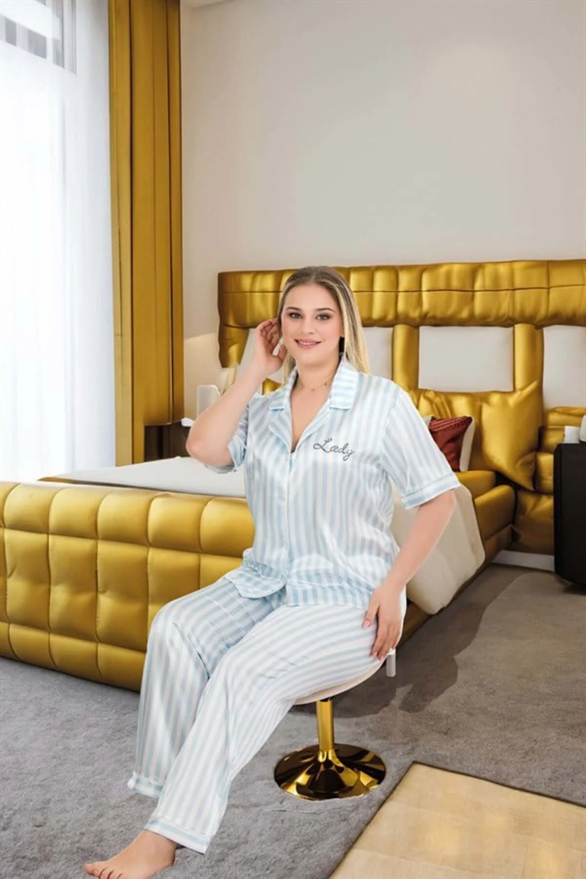 Closet Büyük Beden Şık Tasarım Mavi Çizgili Düğmeli Kısa Kol Lüx Saten Pijama Takımı Closet Büyük Beden Şık Tasarım Mavi Çizgili Düğmeli Kısa Kol Lüx Saten Pijama Takımı