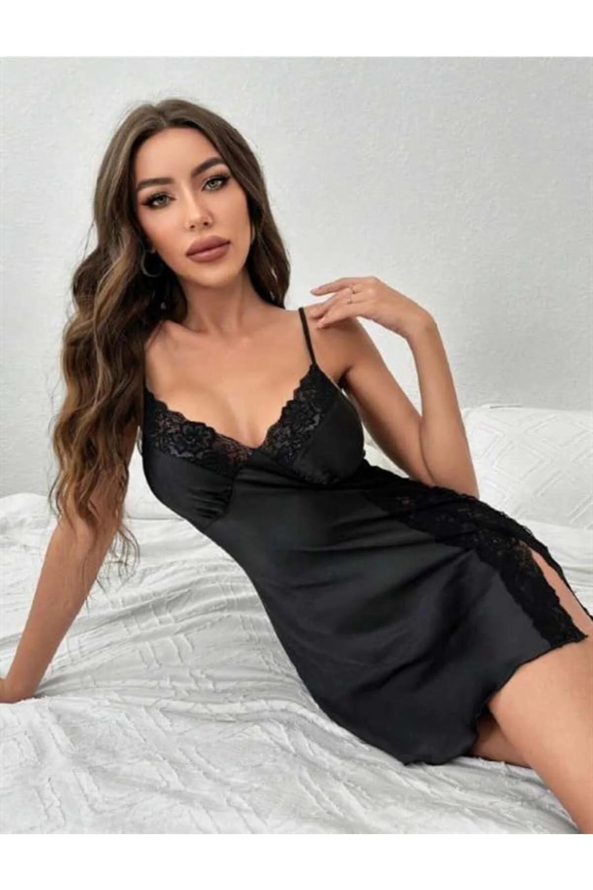 Closet Siyah Dantel İşlemeli Yırtmaçlı İnce Askılı Saten Kısa Gec
