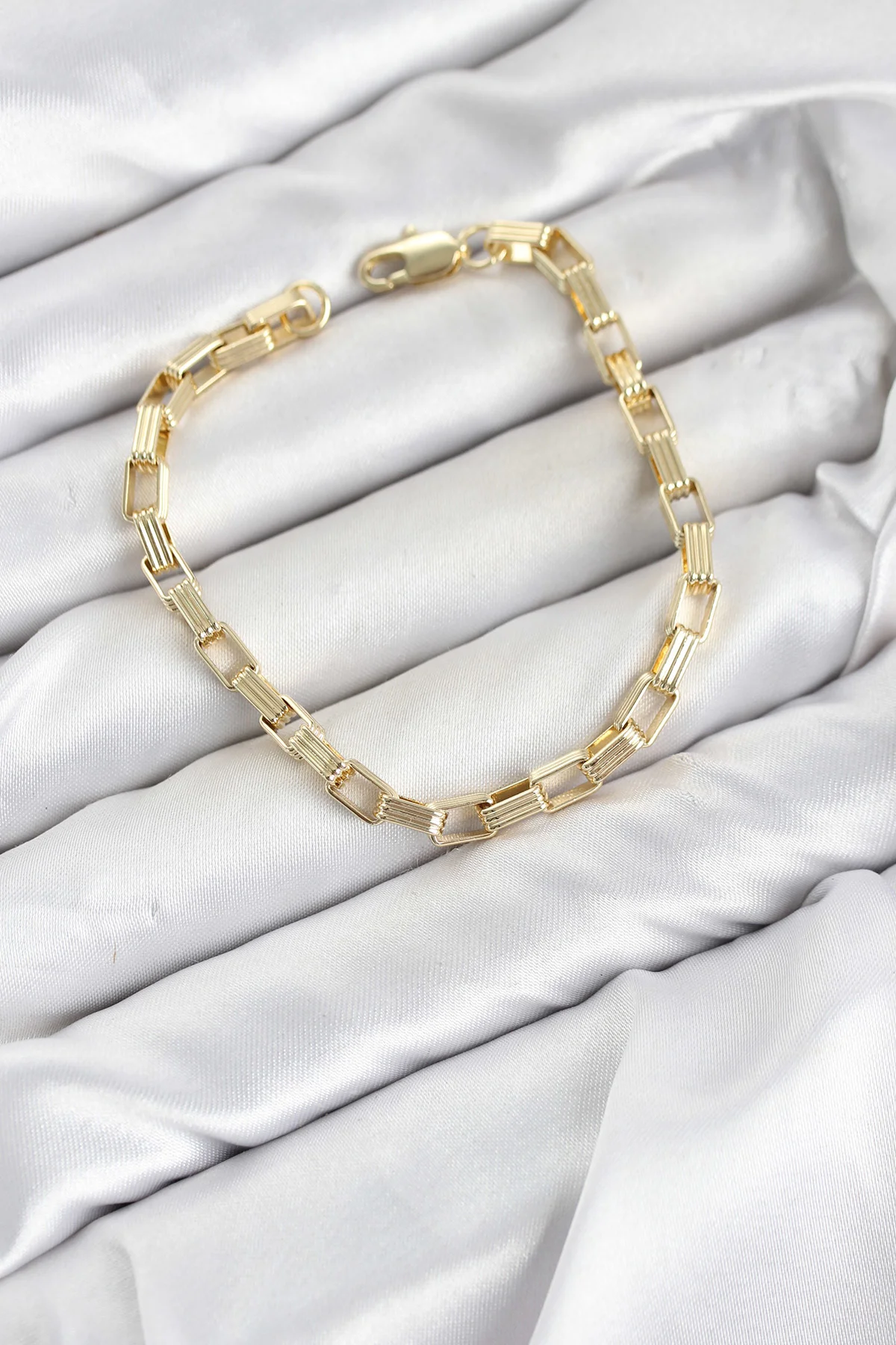 CM Kare Halka Model Gold Renk Pirinç Kadın Bileklik TJ-BB8592