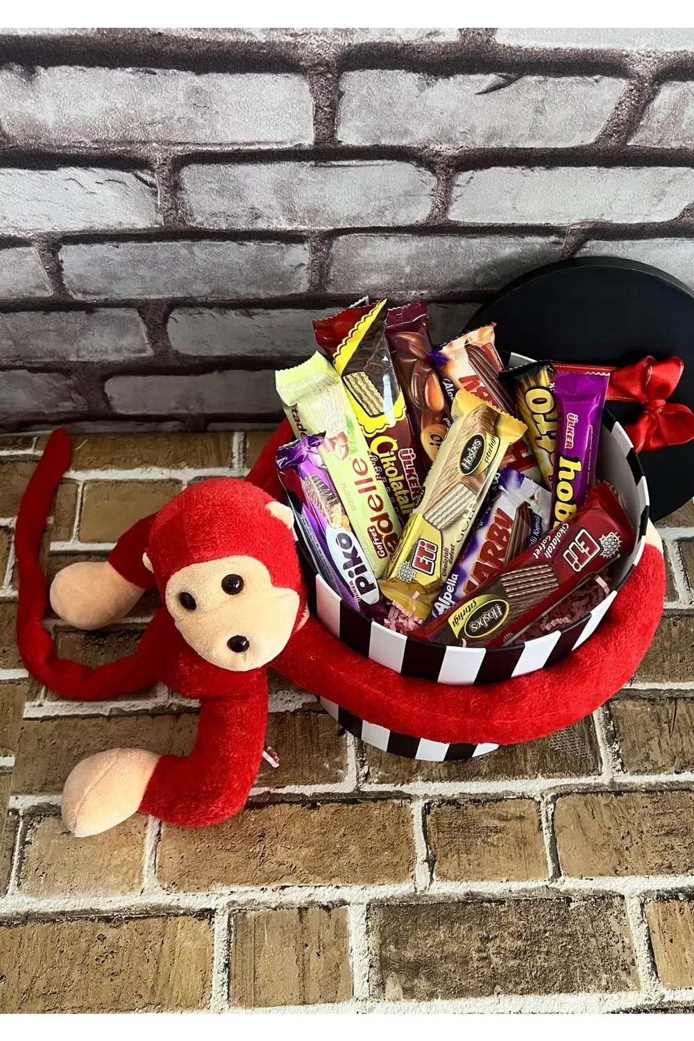 Cocuga Hediye Kutusu Kırmızı Maymun Ve Bol Atıştırmalık