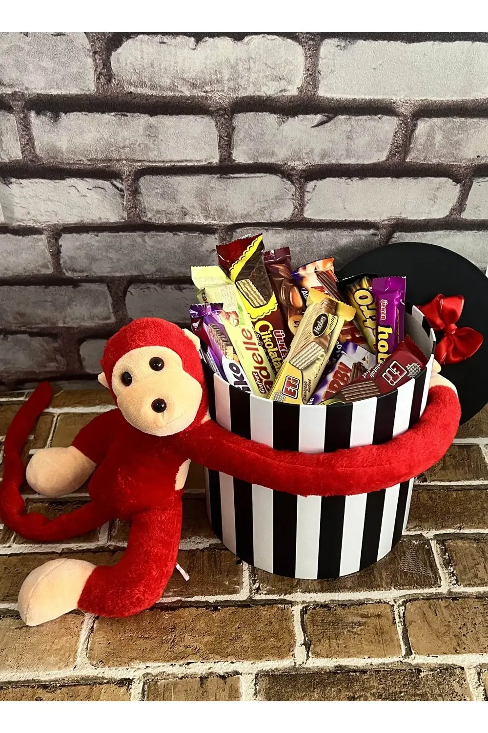 Cocuga Hediye Kutusu Kırmızı Maymun Ve Bol Atıştırmalık