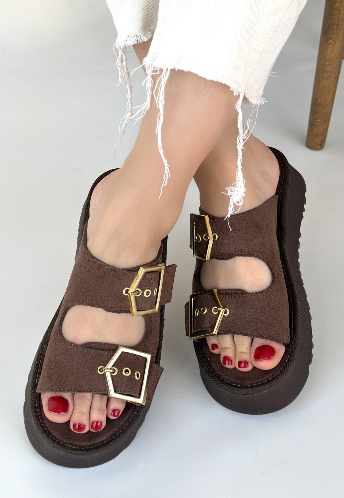 Coer Kahverengi Süet Çift Tokalı Terlik