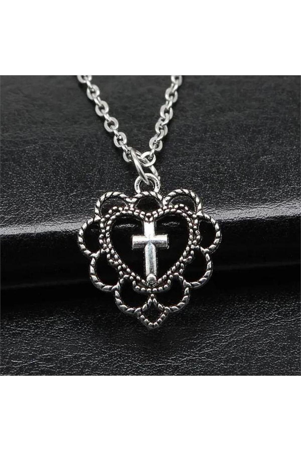 Cross In The Traditional Heart Kolye