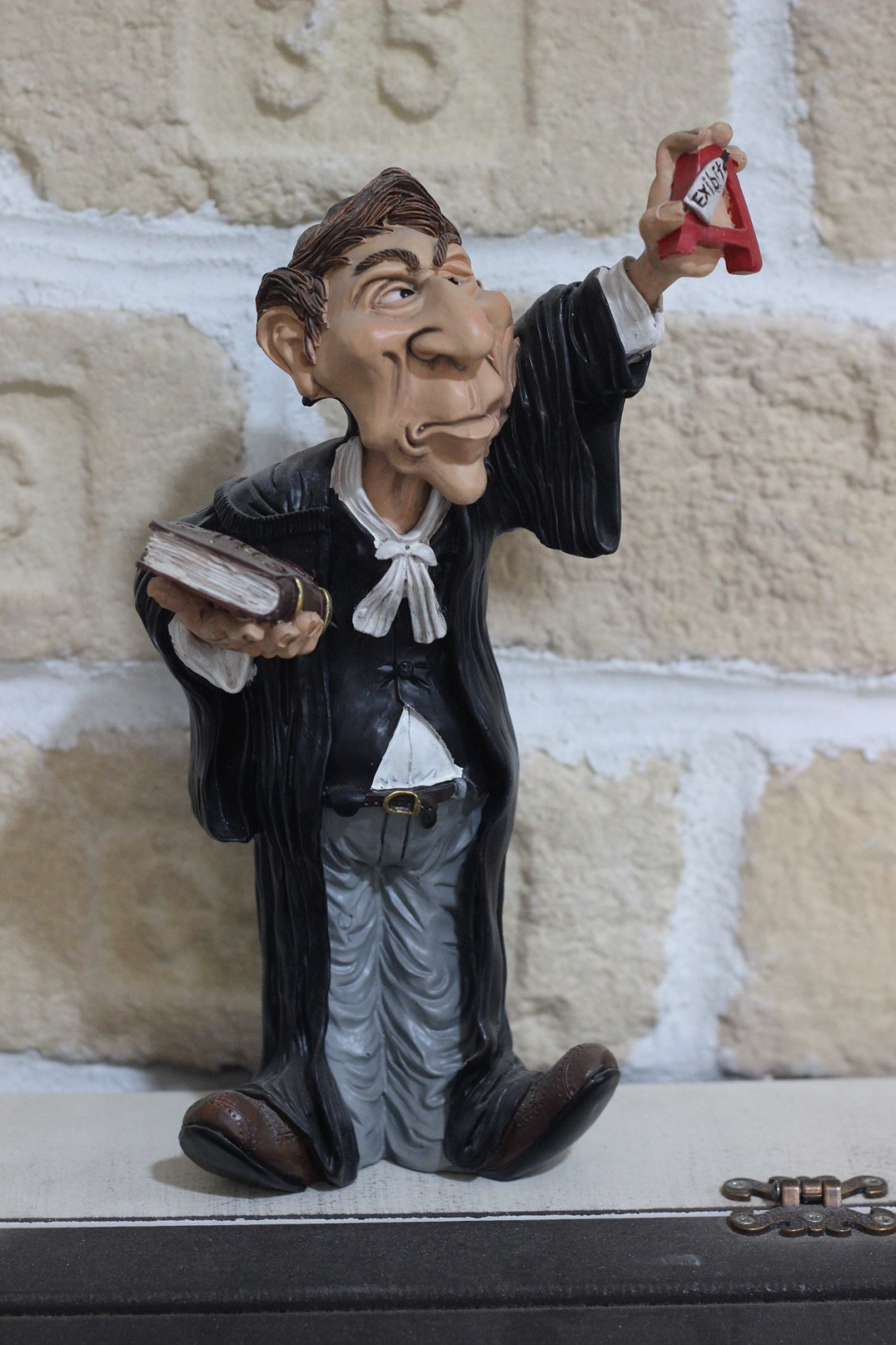 Cübbeli Erkek Avukat Figürlü Dekoratif Biblo 25cm Cübbeli Erkek Avukat Figürlü Dekoratif Biblo 25cm