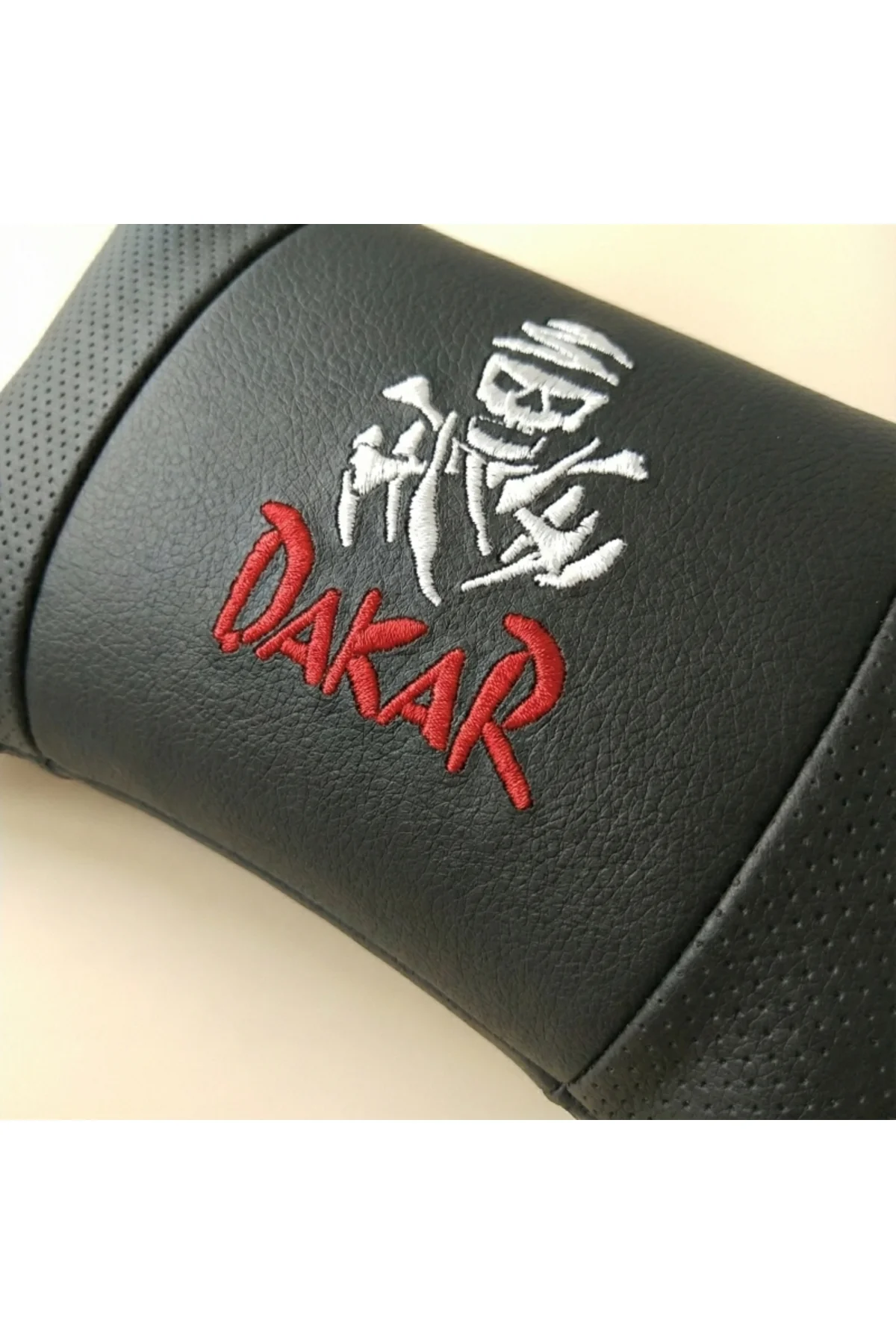 Dakar Nakışlı Siyah Deri Oto Boyun Yastığı ve Emniyet Kemer Pedi Seti (4 Parça) - Görsel 3