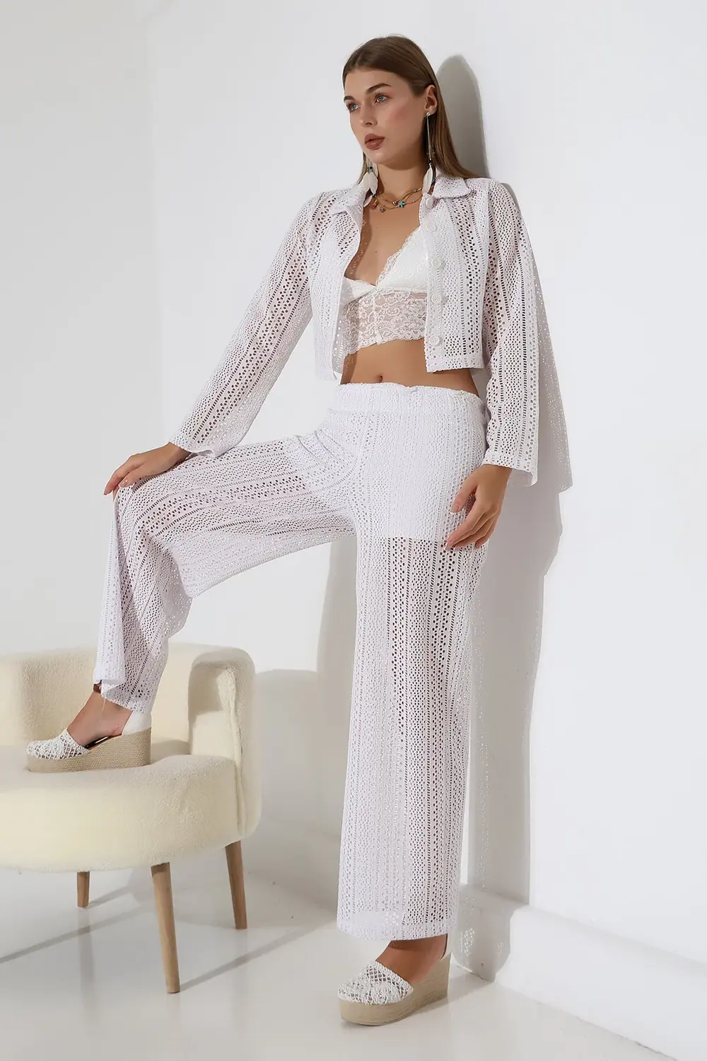 Dantelli Crop Gömlek, Astarlı Pantolon & Romantik Atlet Üçlü Takı Dantelli Crop Gömlek, Astarlı Pantolon & Romantik Atlet Üçlü Takı