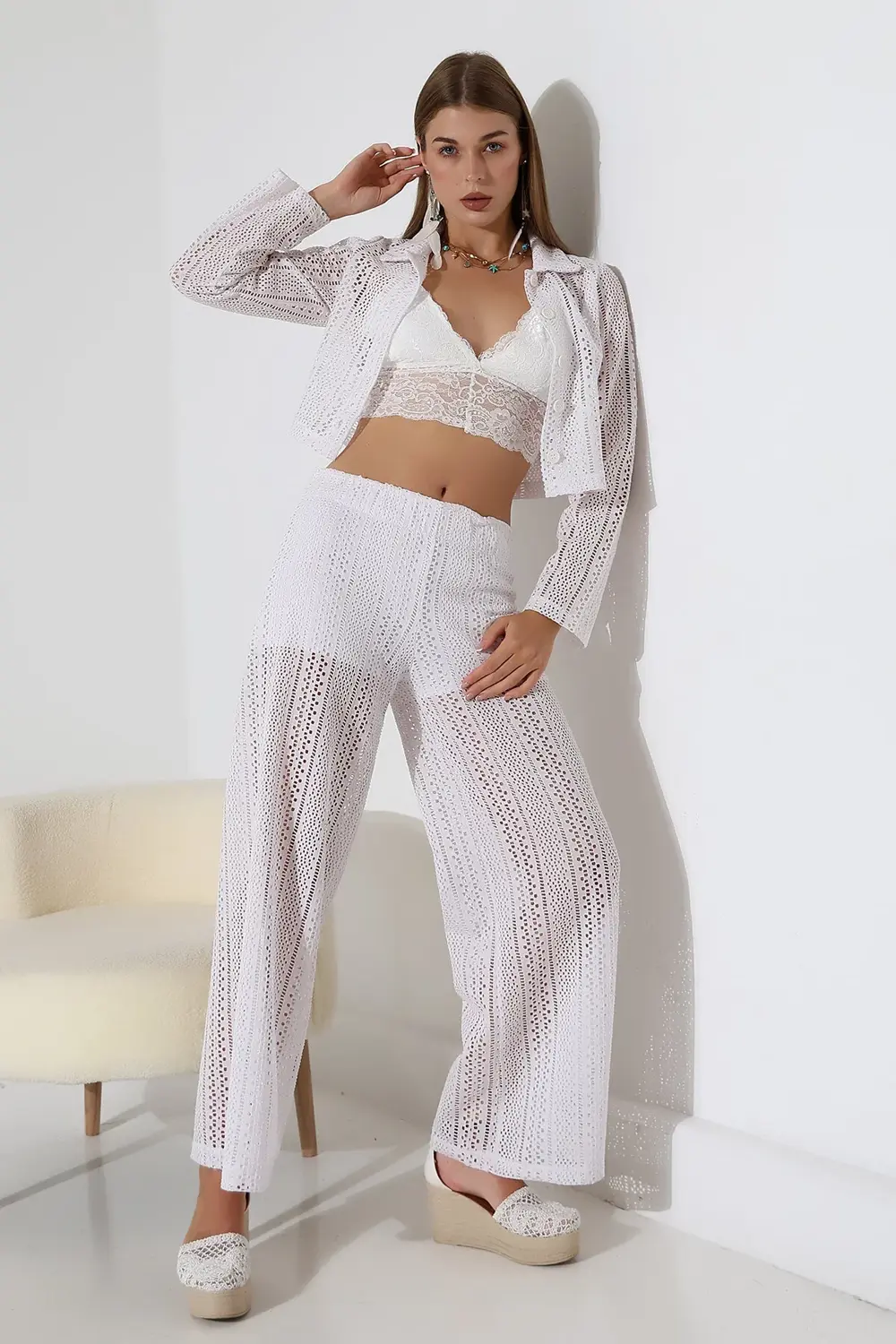 Dantelli Crop Gömlek, Astarlı Pantolon & Romantik Atlet Üçlü Takı Dantelli Crop Gömlek, Astarlı Pantolon & Romantik Atlet Üçlü Takı