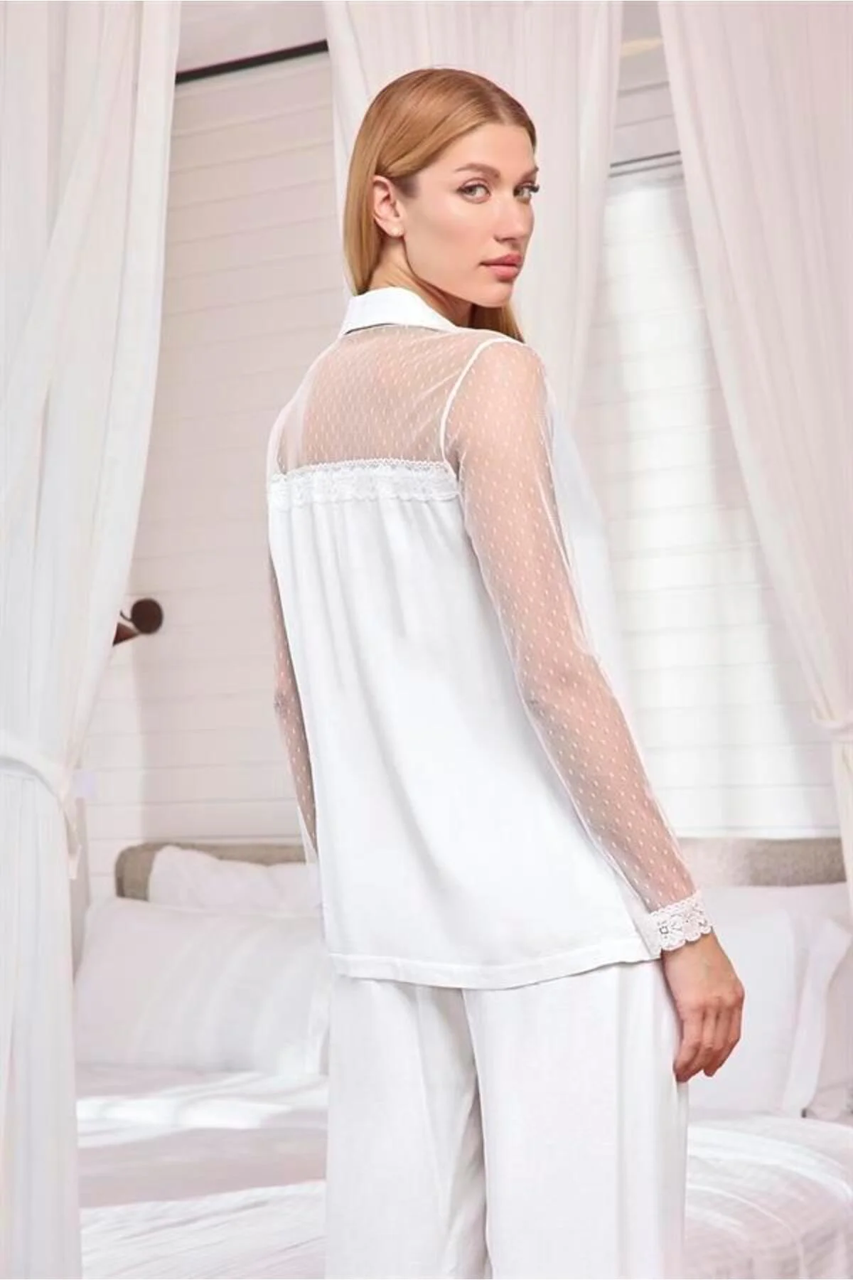 Dantelli ve Tüllü Uzun Kollu Önü Düğmeli Saten Pijama Takımı