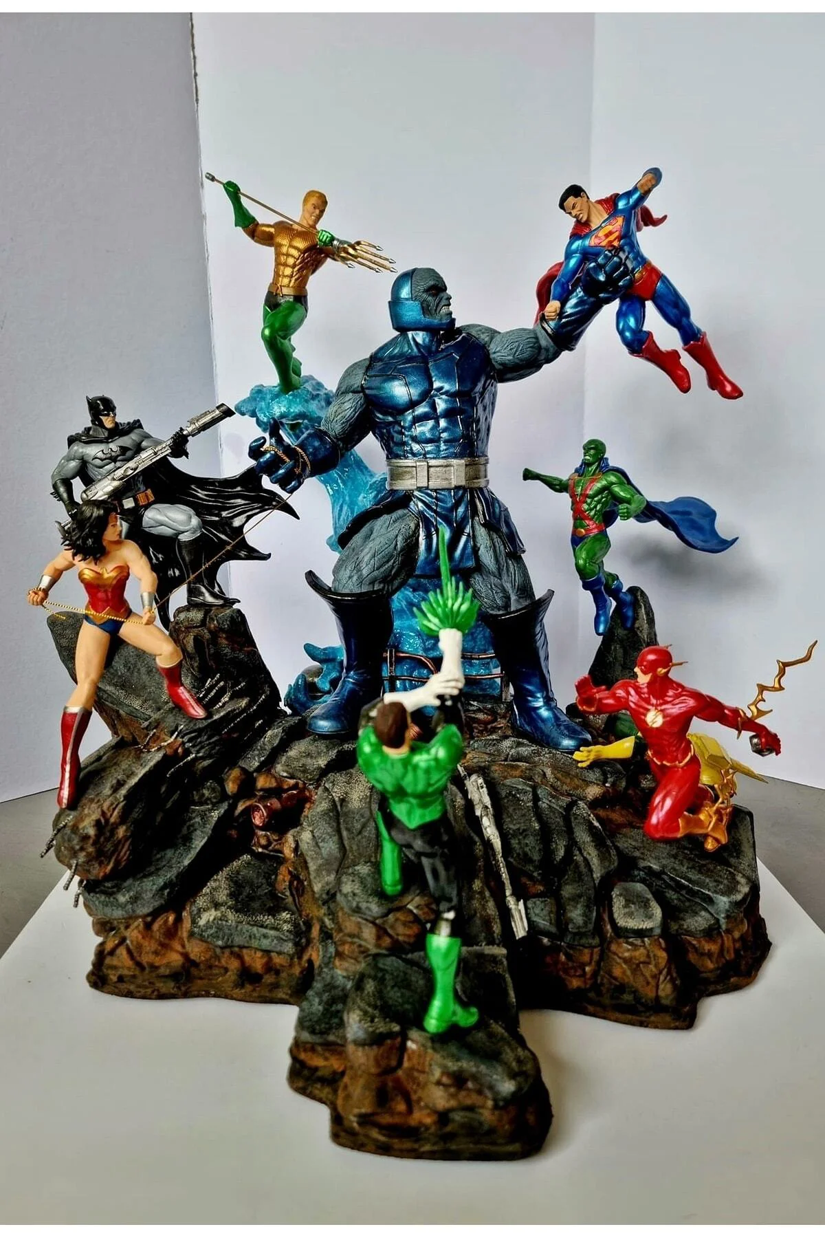 DC Comics Justice League ve Darkseid Büyük Savaşı Boyalı Figür 35 CM (MEGA BOY)