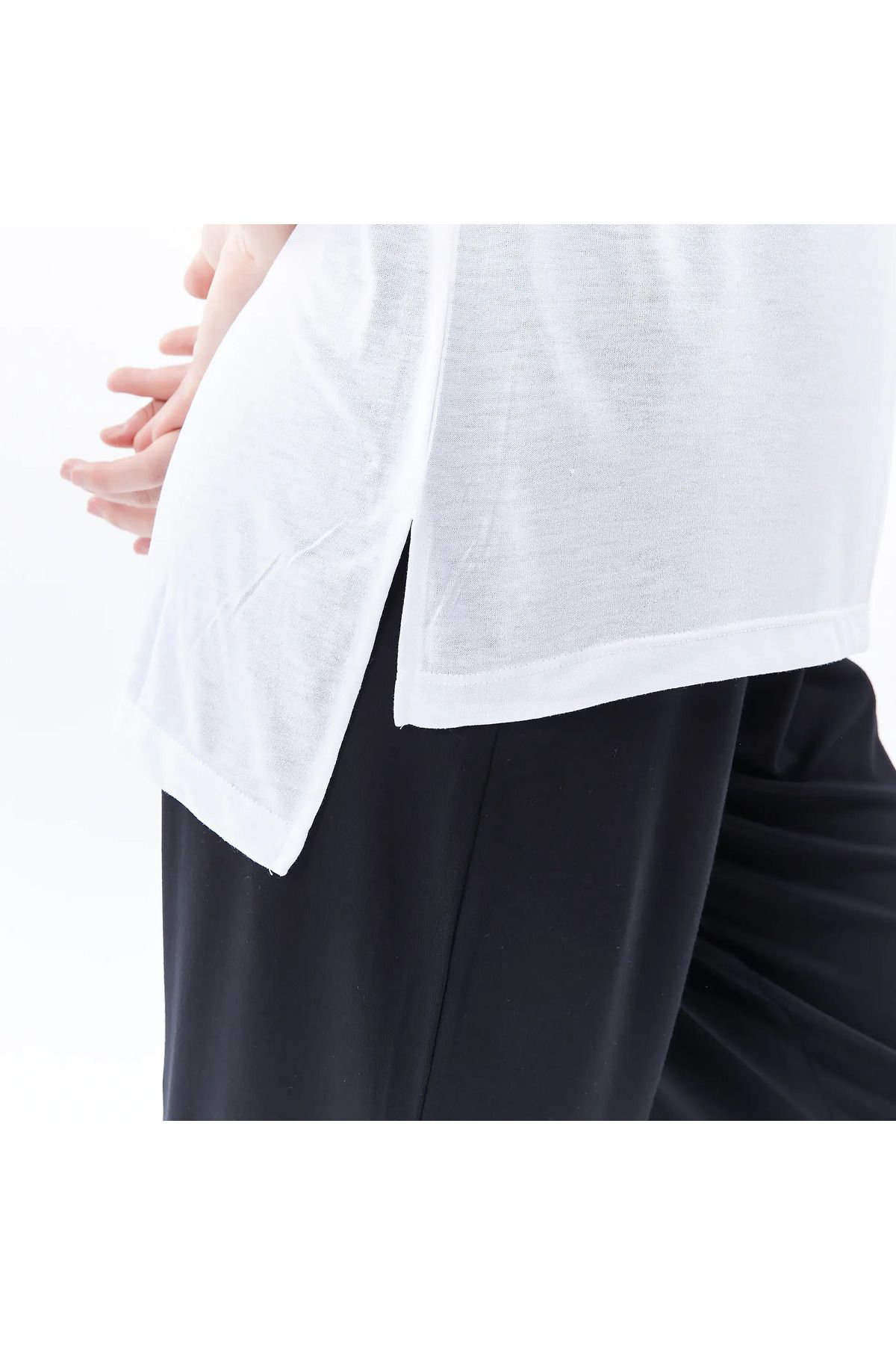 defy's KADIN YIRTMAÇ VE BASKI DETAYLI KISA KOLLU TİŞÖRT