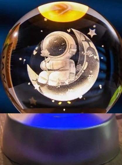 Byntr Dekoratif Ay Üstünde Astronot Tasarimli Plastik Altlikli Cam Küre