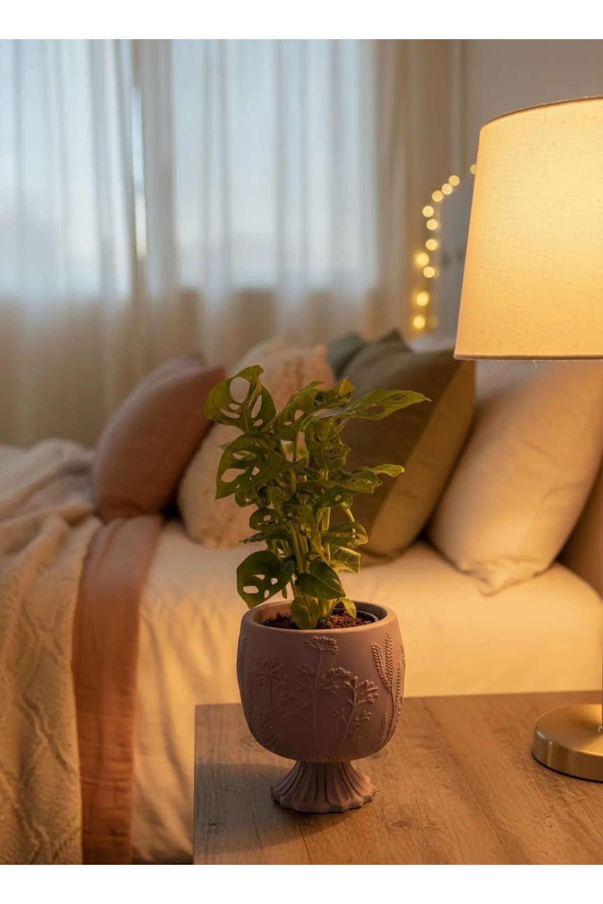 Dekoratif Ayaklı Lila Saksıda Monstera Adansonii Yapay Bitki – Mo