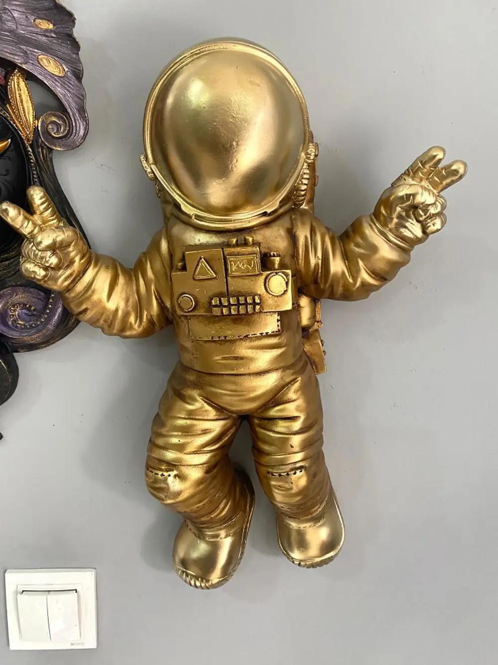 Dekoratif Dev Astronot Heykeli - Duvar Modeli Biblo (47x35cm)