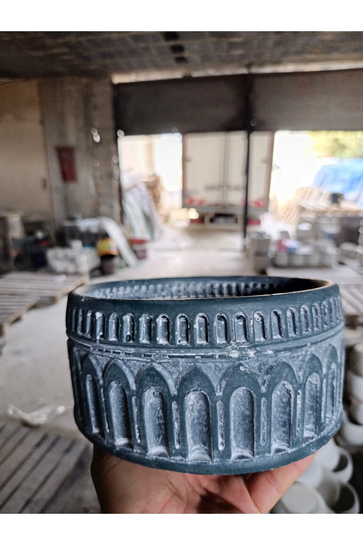 Dekoratif Eskitme Detaylı Taş Saksı Dekoratif Eskitme Detaylı Taş Saksı