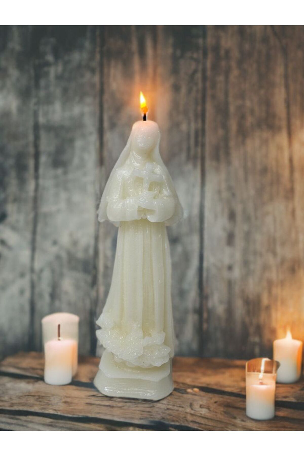 Aresmumatölyesi  Dekoratif Hediyelik Haç Tutan Rahibe Temalı Mum 200 Gr