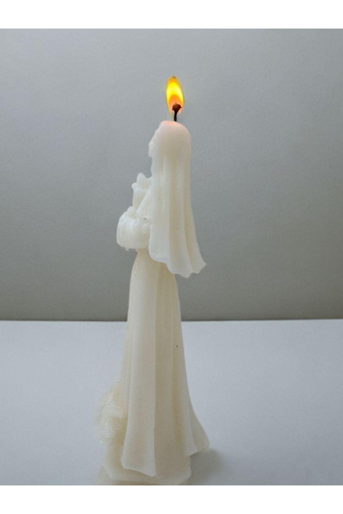Aresmumatölyesi  Dekoratif Hediyelik Haç Tutan Rahibe Temalı Mum 200 Gr