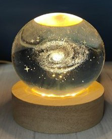 Dekoratif Samanyolu Tasarımlı Ahşap Altlıklı Işıklı Cam Küre Büyü