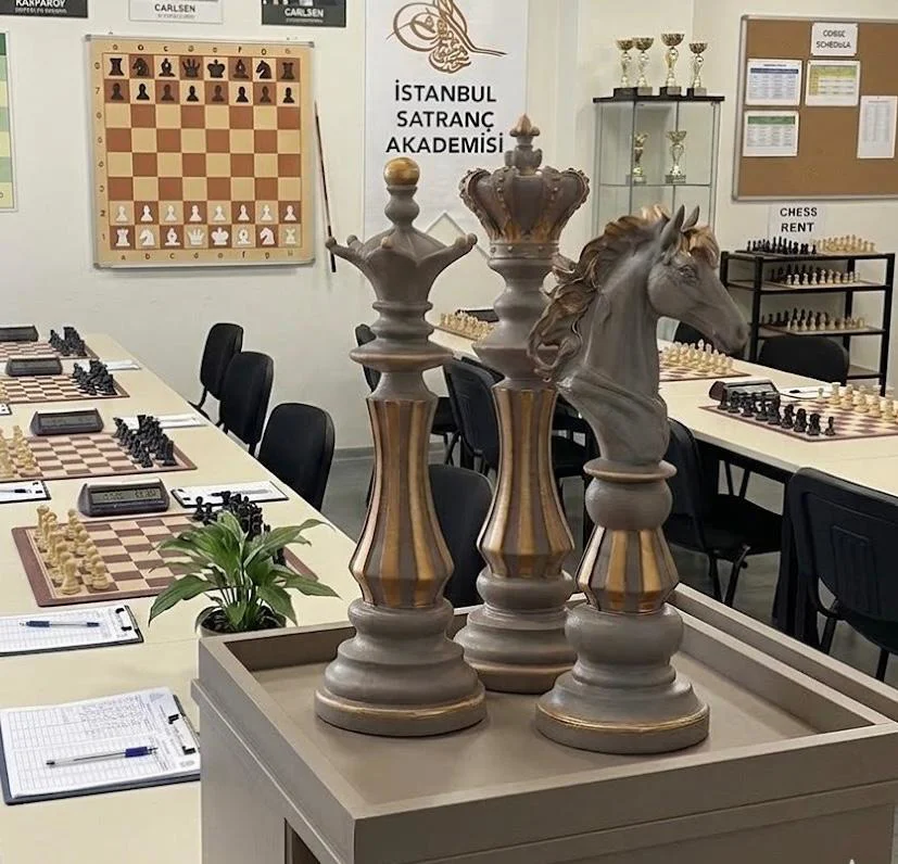 Dekoratif Satranç Takımı Şah Vezir At Gri Gold 3 Lü Biblo