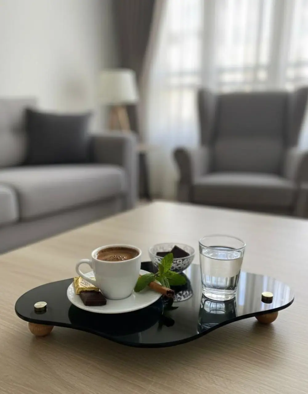 Dekoratif Siyah Cam Ahşap Ayaklı Pasta Tabağı kahve sunumu  Kahva