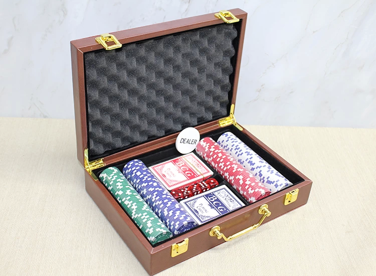 Deri Çantalı 200 Chip Ve 2 Adet İskambil Kağitına Sahip Poker Oyu