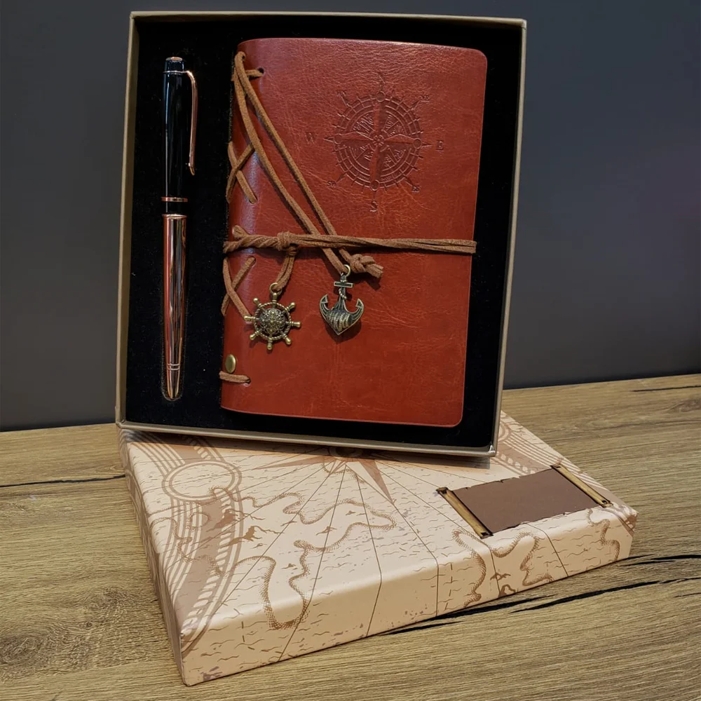 Deri Pusula Tasarımlı Defter Ve Metal Kalem Seti Deri Pusula Tasarımlı Defter Ve Metal Kalem Seti