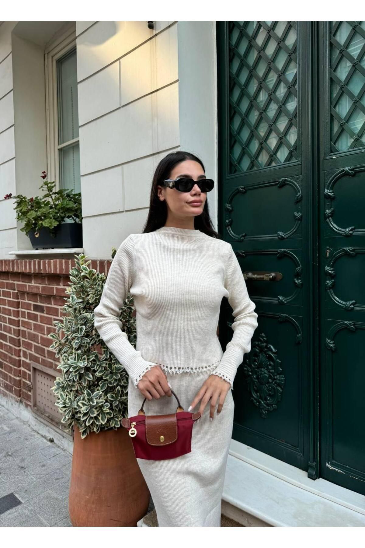 Nzl Tekstil Dik Simit Yaka Fitil Görünümlü Eteği Yirtmaçli Kadin Takim