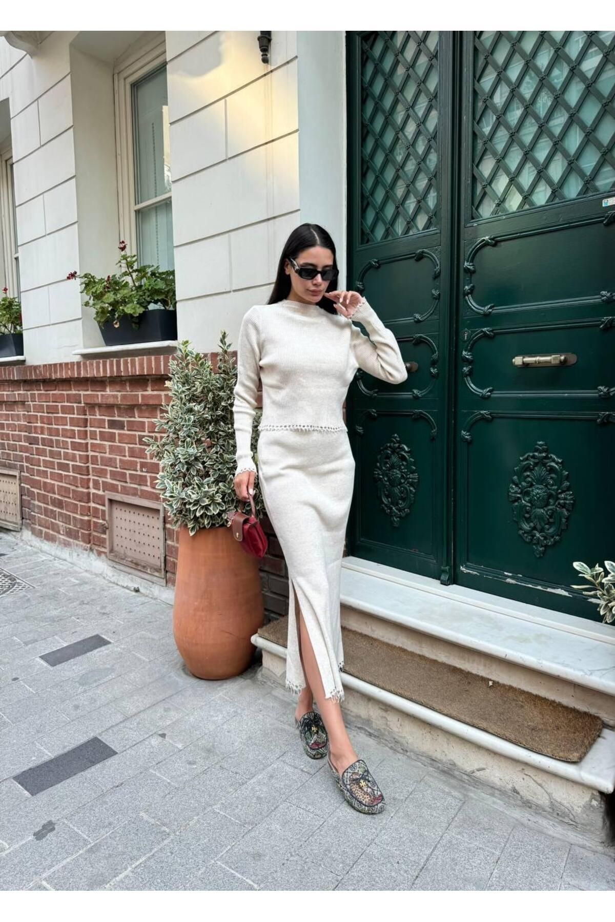 Nzl Tekstil Dik Simit Yaka Fitil Görünümlü Eteği Yirtmaçli Kadin Takim