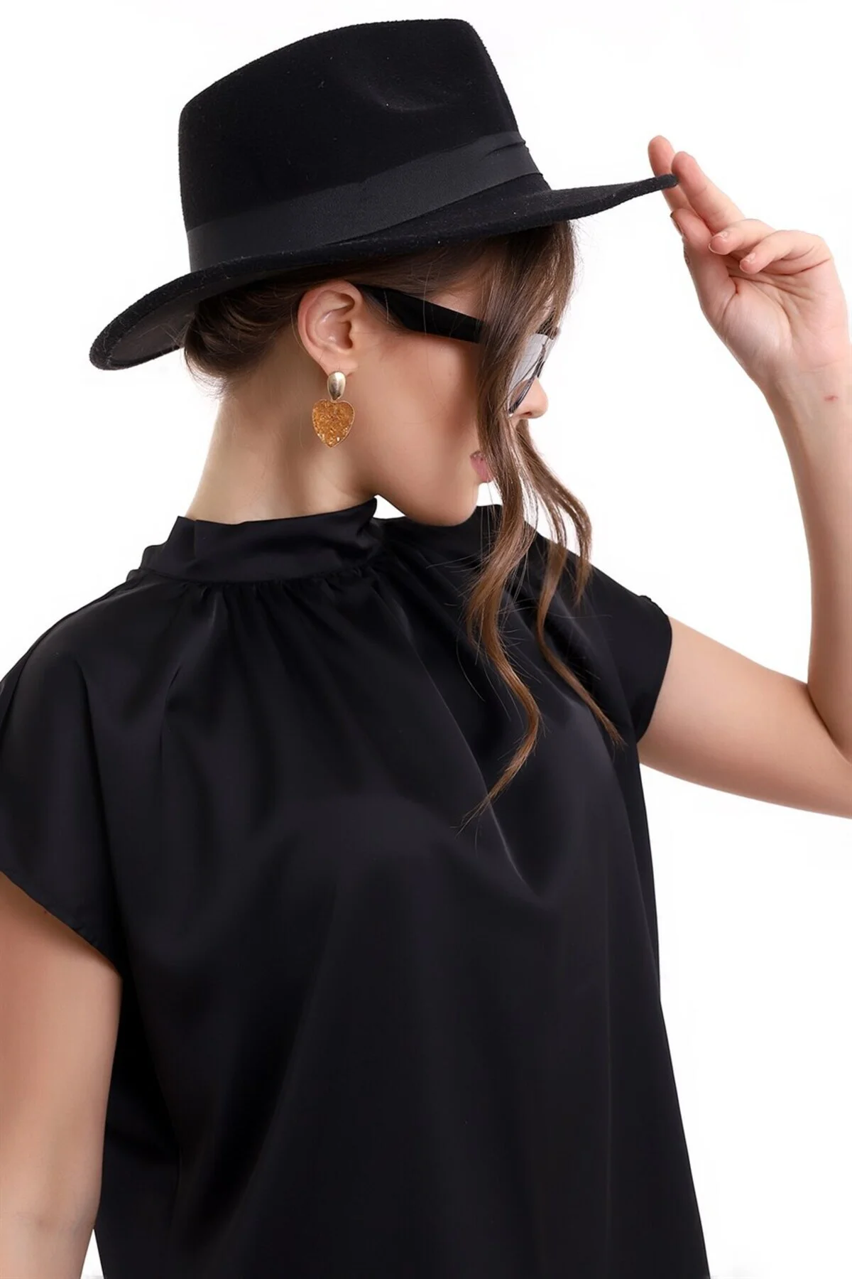 Dik Yaka Boyundan Bağlamalı Göğüs Pile Detaylı Kısa Kol Rahat Kesim Cool Saten Bluz Dik Yaka Boyundan Bağlamalı Göğüs Pile Detaylı Kısa Kol Rahat Kesim Cool Saten Bluz