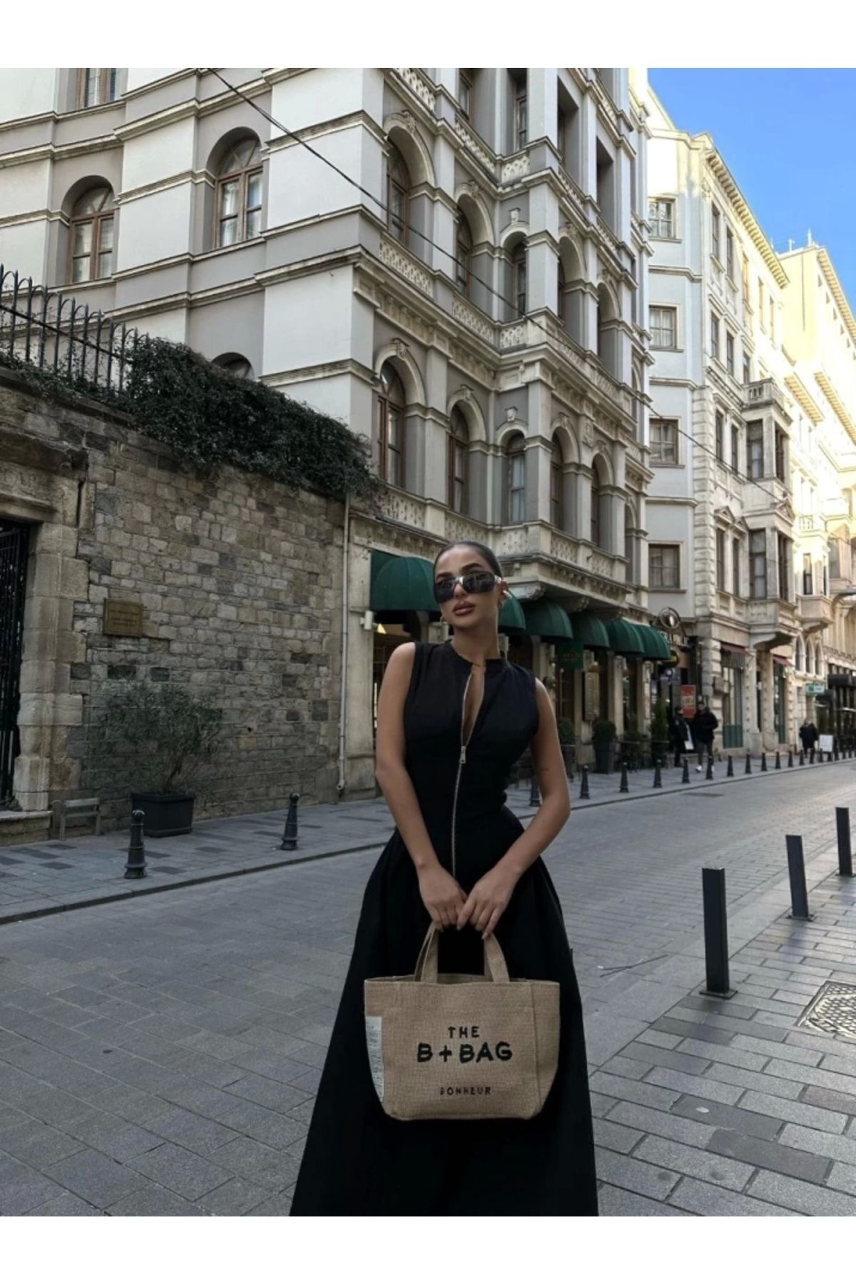 Dik Yuvarlak Yaka Önden Fermuarlı Sifir Kol Beli Oturtmalı Kolsuz