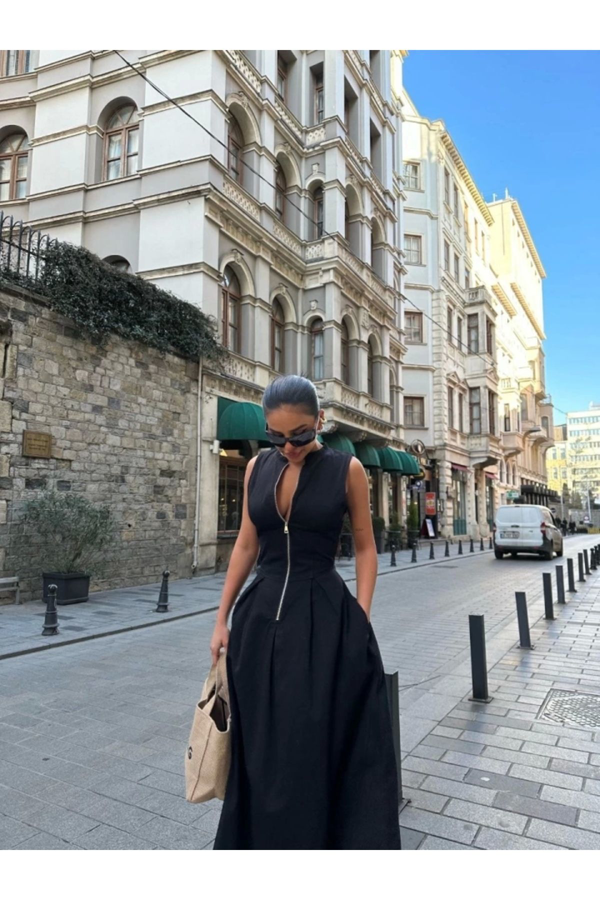 Dik Yuvarlak Yaka Önden Fermuarlı Sifir Kol Beli Oturtmalı Kolsuz