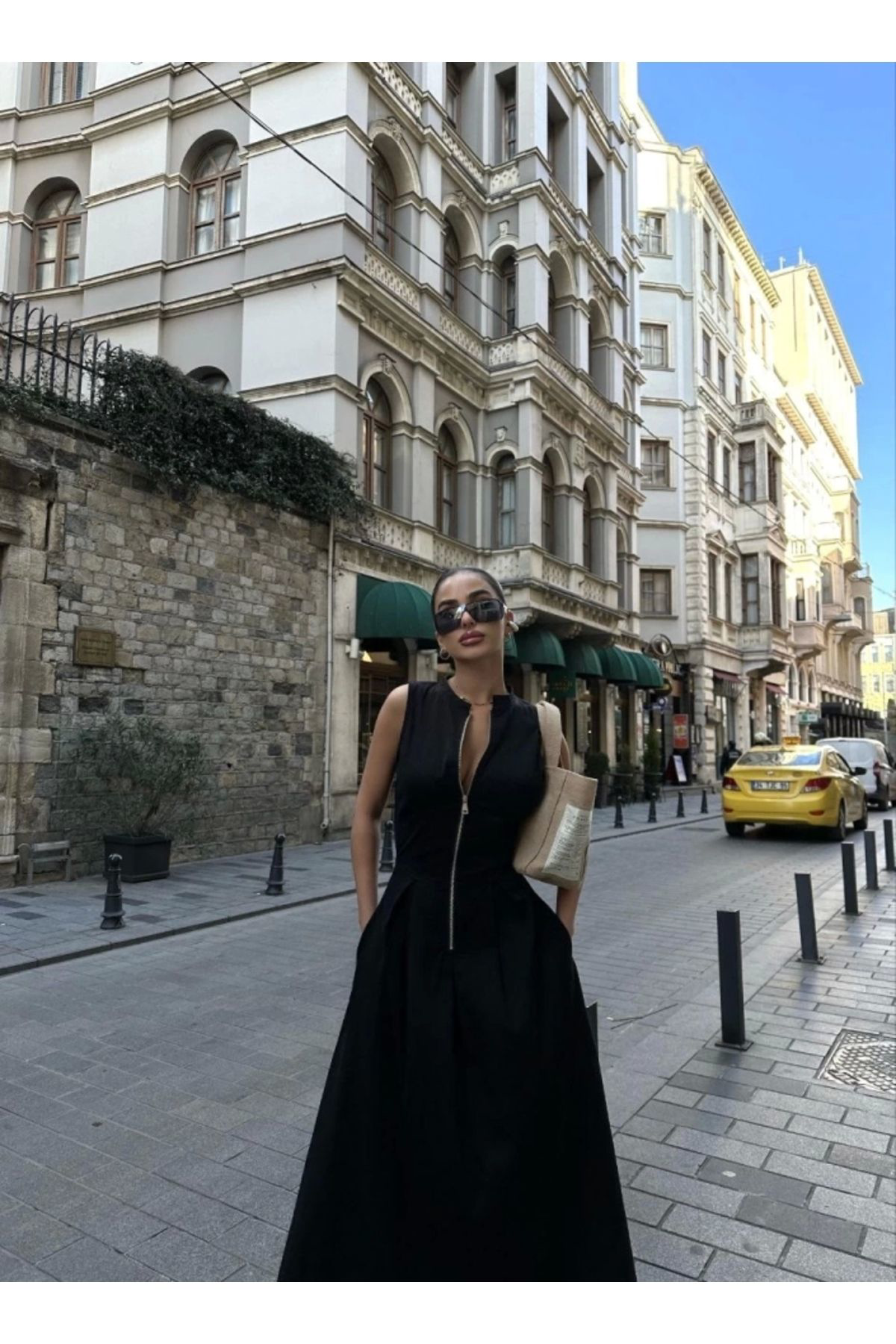 Dik Yuvarlak Yaka Önden Fermuarlı Sifir Kol Beli Oturtmalı Kolsuz