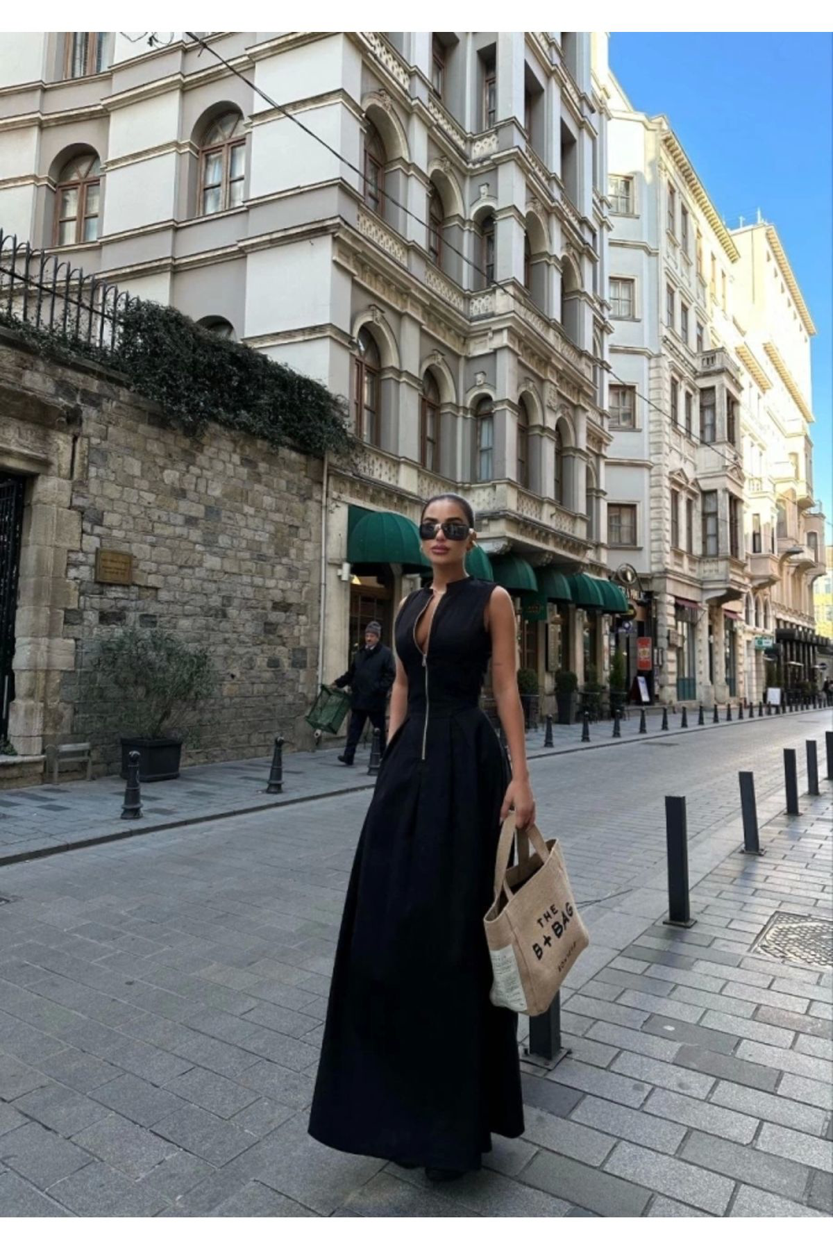 Dik Yuvarlak Yaka Önden Fermuarlı Sifir Kol Beli Oturtmalı Kolsuz