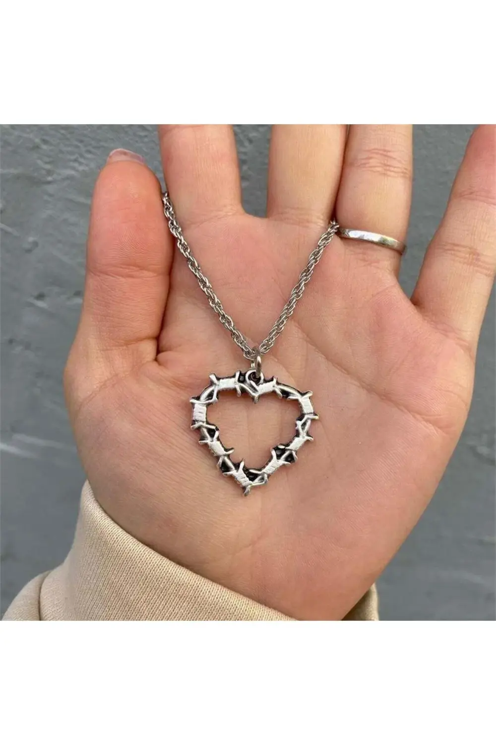 Dikenli Tel Kalp Kolye