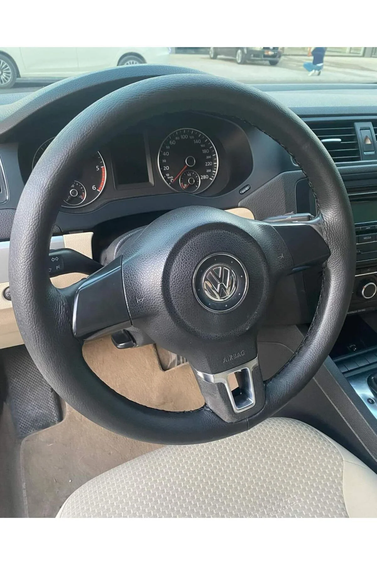 DİKİŞLİ DERİ DİREKSİYON KILIFI DAMARLI SİYAH DERİ SİYAH DİKİŞLİ VOLKSWAGEN POLO