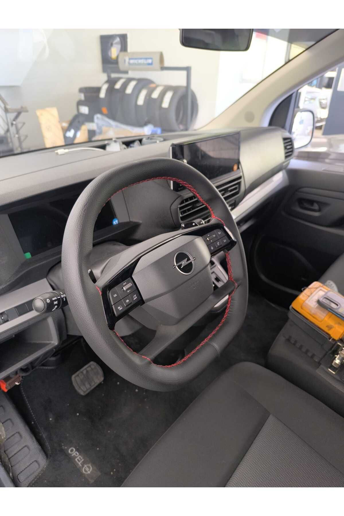Hasbay Dikişli Direksiyon Kilifi Damarli Deri Kirmizi Dikişli Opel Vivar