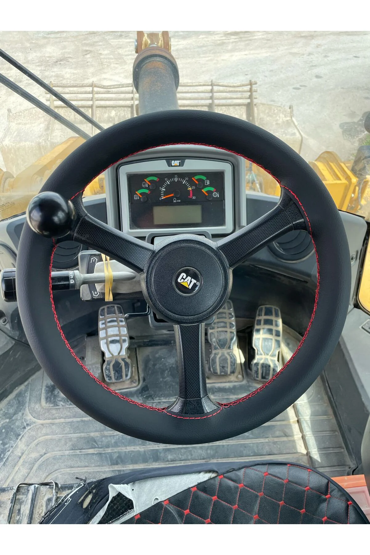 DİKİŞLİ DİREKSİYON KILIFI SİYAH DERİ KIRMIZI DİKİŞLİ CAT 966L KEPÇE İÇİN