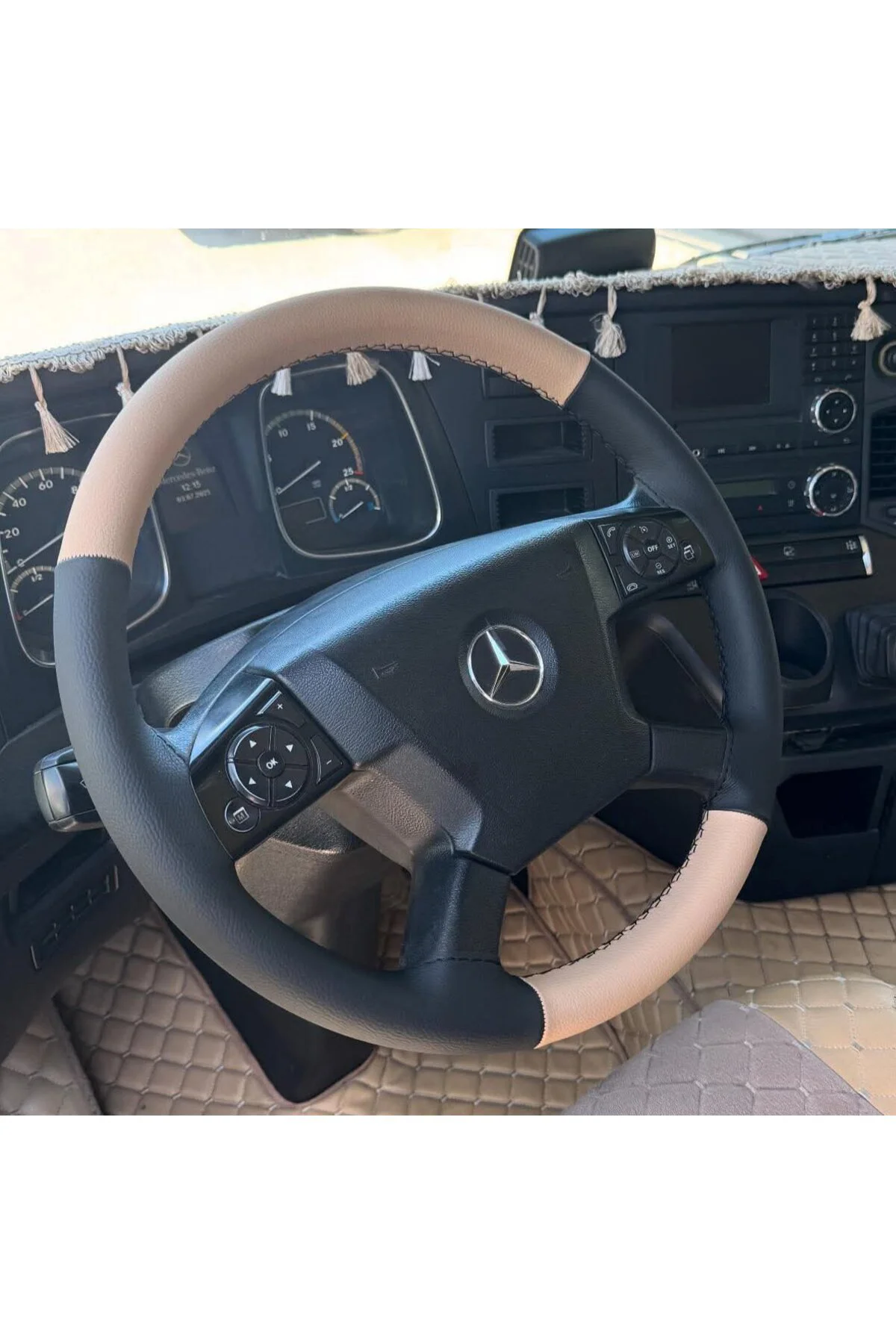 DİKİŞLİ DİREKSİYON KILIFI BEJ NOKTALI BEJ DİKİŞ MERCEDES TIR KAMY