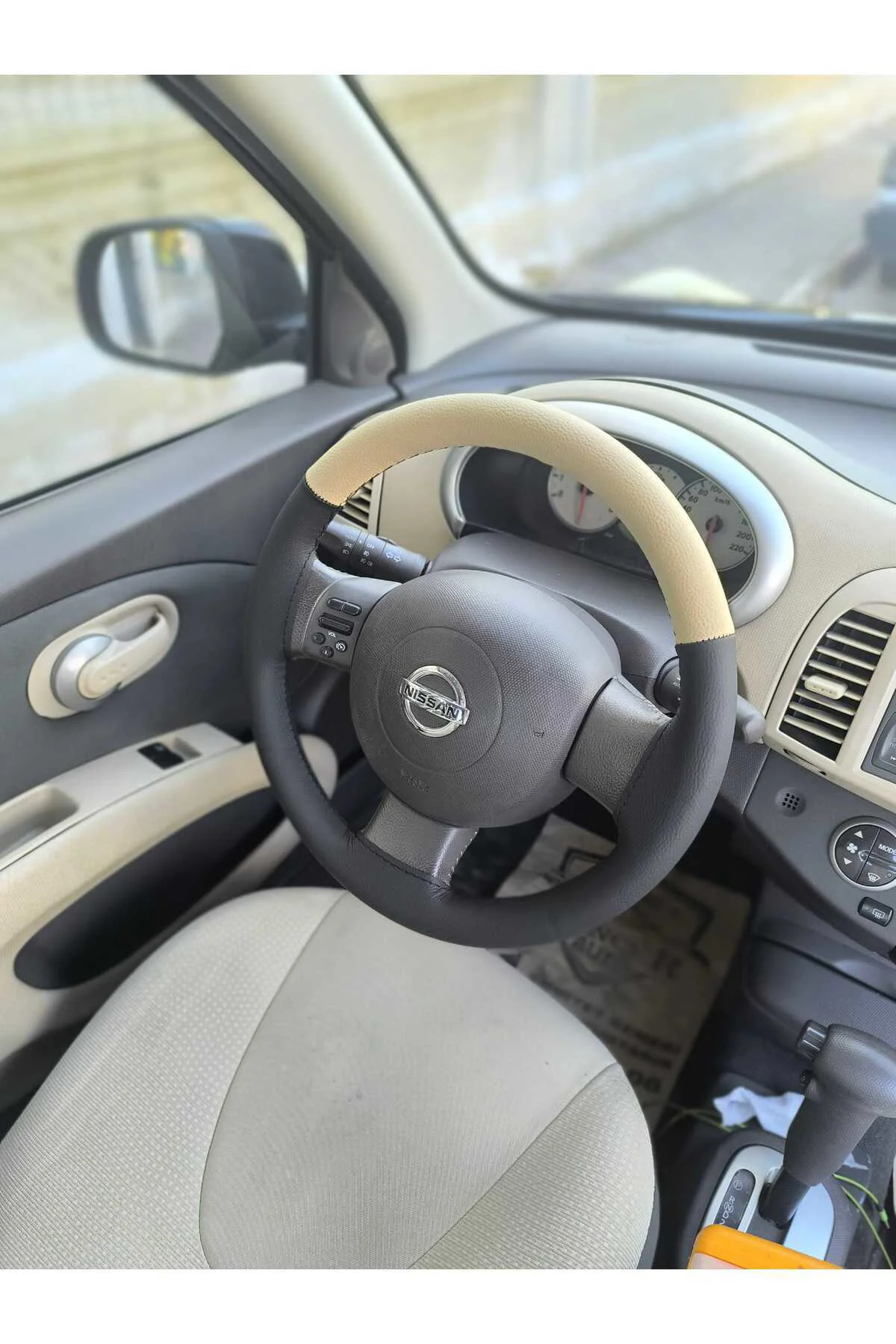 Dikişli Direksiyon Kılıfı Siyah/bej Deri Siyah Dikişli Nissan Micra İçin